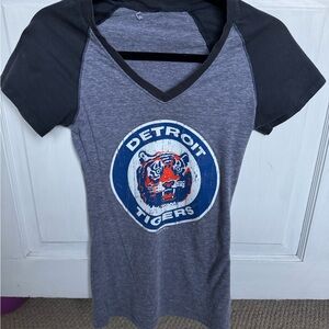 Detroit Tigers Women's V-Neck Tee - Gray and Black
